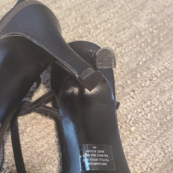 Black strapp sandals-Size 9 - Picture 3 of 4